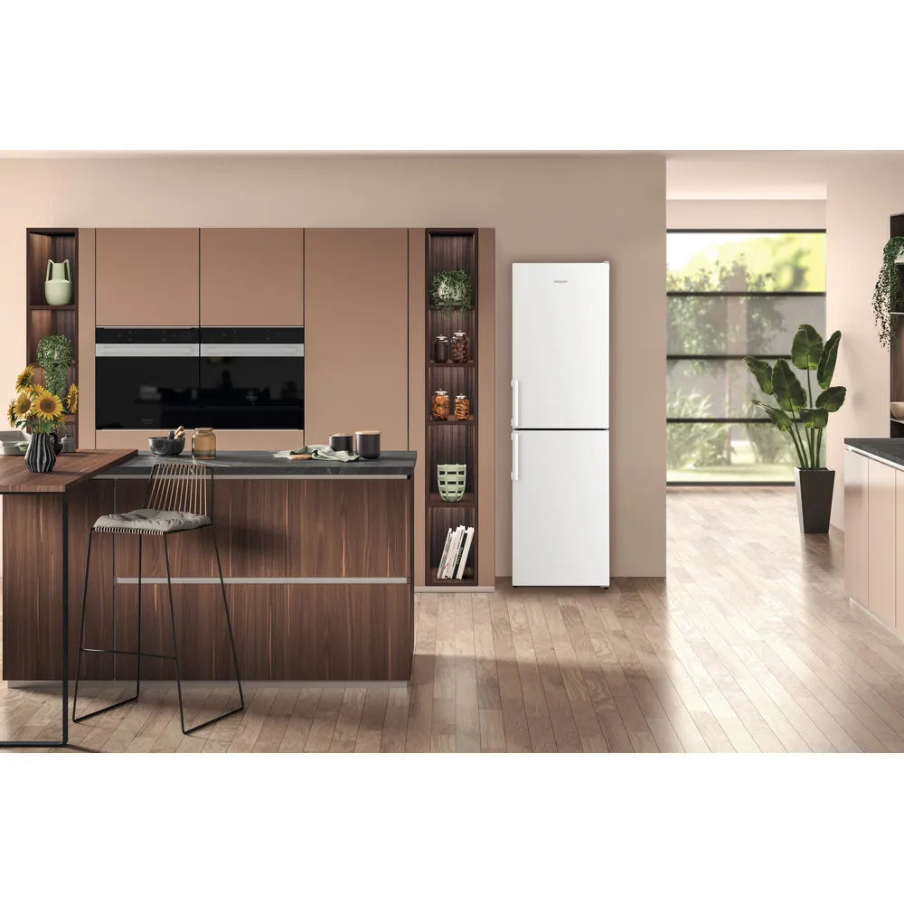 Hotpoint HB55732WUK Low Frost Fridge Freezer White